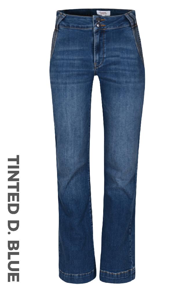 Ontdek onze trendy flared fit Flynn jeans met steekzakken aan de voorkant, een essentieel item voor je garderobe. Deze jeans heeft uitlopende pijpen voor een elegant silhouet en is voorzien van klassieke steekzakken aan de voorkant, wat zorgt voor een casual en toch verfijnde uitstraling.