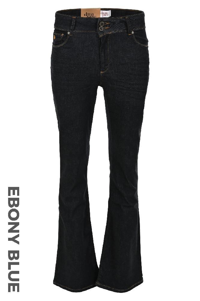 Ontdek deze 5-pocket Flynn Flapp jeans met flared pasvorm en voorzien van klep achterzakken. Deze jeans bieden een tijdloze stijl met een vleugje flair. Met zijn flared fit voegt het een trendy element toe aan je garderobe, terwijl de flap achterzakken zorgen voor een subtiele en toch opvallende detail. De Flynn Flap is beschikbaar in 6 kleuren.