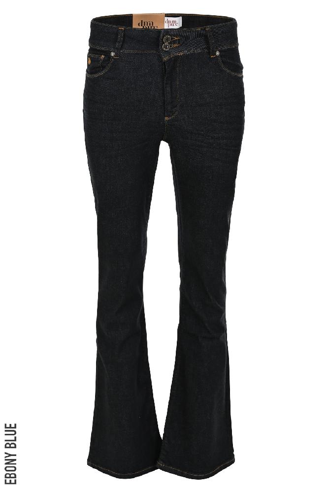 Ontdek deze 5-pocket Flynn Flapp jeans met flared pasvorm en voorzien van klep achterzakken. Deze jeans bieden een tijdloze stijl met een vleugje flair. Met zijn flared fit voegt het een trendy element toe aan je garderobe, terwijl de flap achterzakken zorgen voor een subtiele en toch opvallende detail. De Flynn Flap is beschikbaar in 6 kleuren.