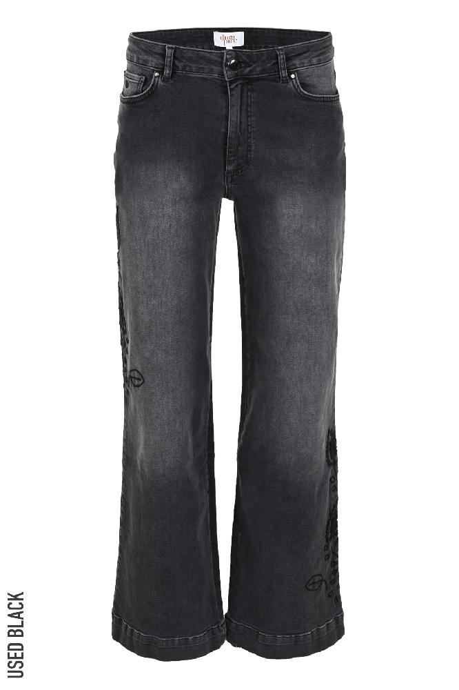 Stap in het tijdperk van de jaren '70 met deze opvallende 5-pocket jeans, gekenmerkt door zijn extra wijde pijpen. Deze jeans brengen een vleugje retro-chic naar je garderobe, terwijl de moderne twist zorgt voor een eigentijdse uitstraling. Kies uit verschillende opties, waaronder gekleurd denim voor een gedurfde look of borduursel voor een speels accent. Deze jeans zijn perfect voor diegenen die durven te experimenteren met hun stijl. 