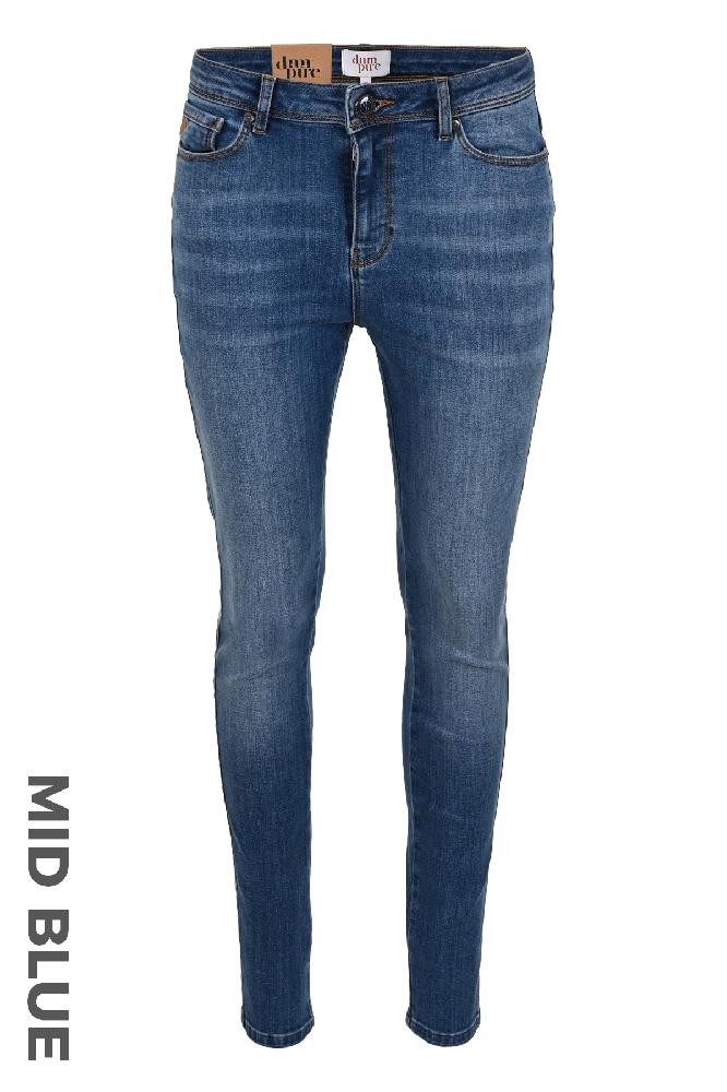 Ontdek deze 5-pocket slim fit Sann jeans met klep achterzakken. Deze jeans combineren een strakke, aansluitende pasvorm met het gemak van functionele achterzakken.