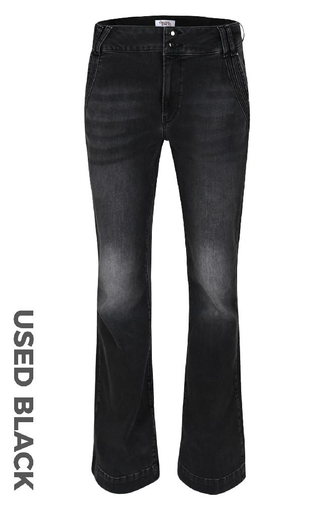 Ontdek onze trendy flared fit Flynn jeans met steekzakken aan de voorkant, een essentieel item voor je garderobe. Deze jeans heeft uitlopende pijpen voor een elegant silhouet en is voorzien van klassieke steekzakken aan de voorkant, wat zorgt voor een casual en toch verfijnde uitstraling.