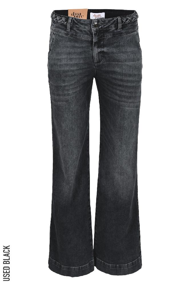 Ontdek het perfecte evenwicht tussen stijl en comfort met deze 4-pocket jeans. De V-naad aan de voorkant voegt een subtiel detail toe aan het ontwerp, terwijl de wijde pijpen zorgen voor een moderne en flatterende pasvorm. Met zijn steekzakken aan de voorkant en een potloodzak aan de achterkant, biedt deze jeans zowel functionaliteit als mode. 