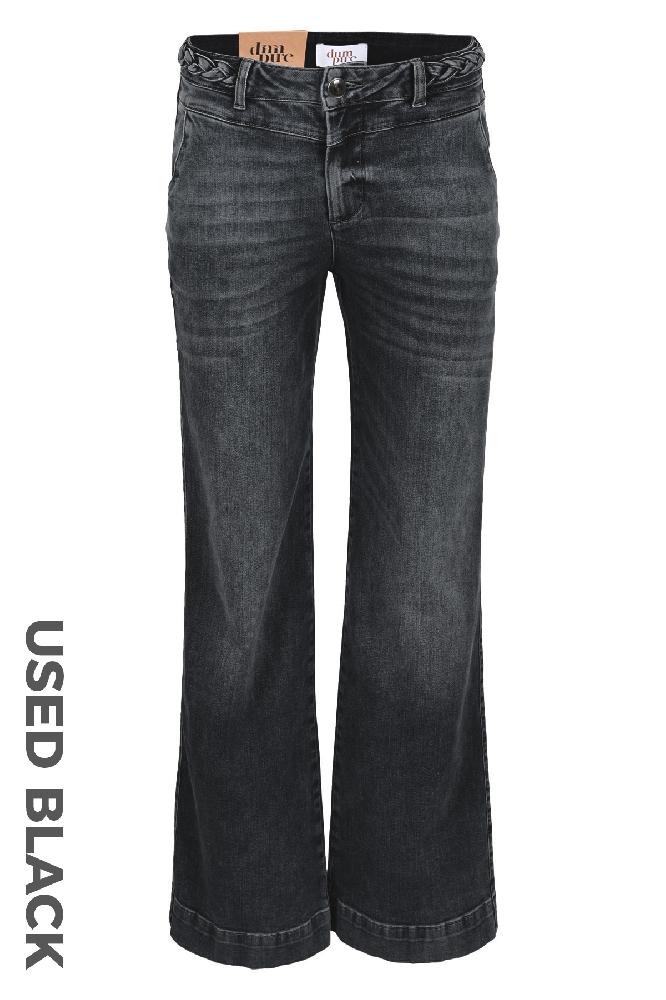 Ontdek het perfecte evenwicht tussen stijl en comfort met deze 4-pocket jeans. De V-naad aan de voorkant voegt een subtiel detail toe aan het ontwerp, terwijl de wijde pijpen zorgen voor een moderne en flatterende pasvorm. Met zijn steekzakken aan de voorkant en een potloodzak aan de achterkant, biedt deze jeans zowel functionaliteit als mode. 