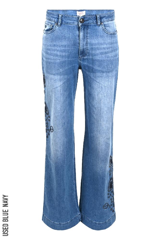 Stap in het tijdperk van de jaren '70 met deze opvallende 5-pocket jeans, gekenmerkt door zijn extra wijde pijpen. Deze jeans brengen een vleugje retro-chic naar je garderobe, terwijl de moderne twist zorgt voor een eigentijdse uitstraling. Kies uit verschillende opties, waaronder gekleurd denim voor een gedurfde look of borduursel voor een speels accent. Deze jeans zijn perfect voor diegenen die durven te experimenteren met hun stijl. 