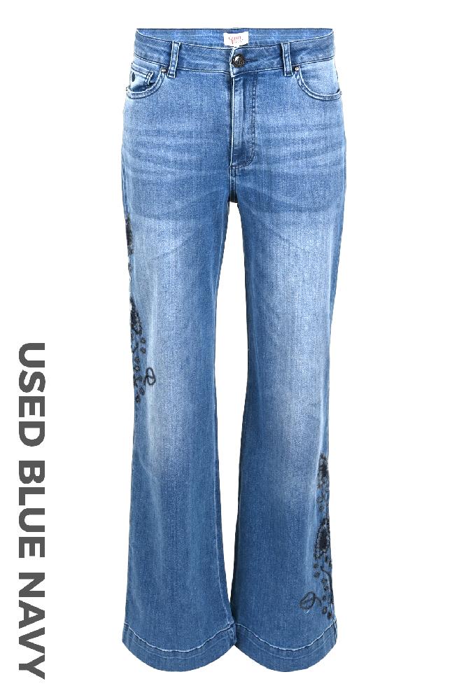 Stap in het tijdperk van de jaren '70 met deze opvallende 5-pocket jeans, gekenmerkt door zijn extra wijde pijpen. Deze jeans brengen een vleugje retro-chic naar je garderobe, terwijl de moderne twist zorgt voor een eigentijdse uitstraling. Kies uit verschillende opties, waaronder gekleurd denim voor een gedurfde look of borduursel voor een speels accent. Deze jeans zijn perfect voor diegenen die durven te experimenteren met hun stijl. 