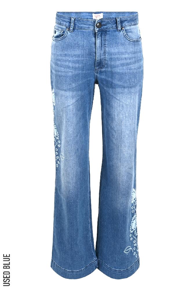 Stap in het tijdperk van de jaren '70 met deze opvallende 5-pocket jeans, gekenmerkt door zijn extra wijde pijpen. Deze jeans brengen een vleugje retro-chic naar je garderobe, terwijl de moderne twist zorgt voor een eigentijdse uitstraling. Kies uit verschillende opties, waaronder gekleurd denim voor een gedurfde look of borduursel voor een speels accent. Deze jeans zijn perfect voor diegenen die durven te experimenteren met hun stijl. 