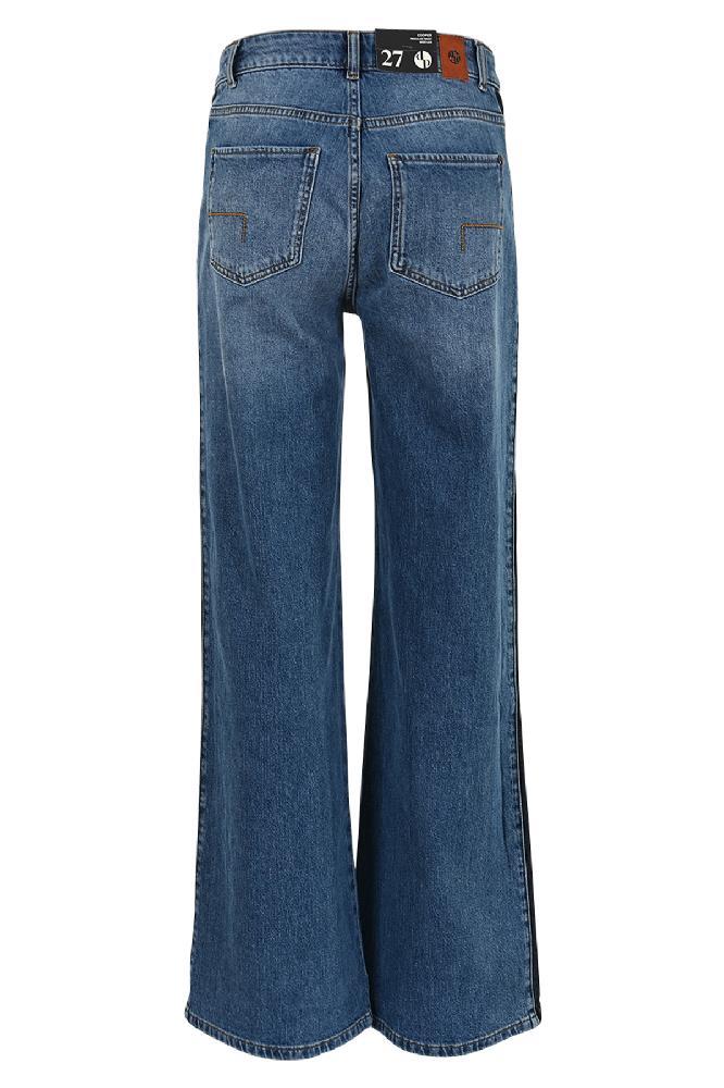 De Cooper jeans biedt een tijdloze wide leg pasvorm met een eigentijdse twist. Deze versie heeft een opvallende streep aan de zijkant, die de jeans een sportieve en moderne uitstraling geeft. Gemaakt van zacht stretchdenim voor comfort en flexibiliteit, met een 5-pocket ontwerp en een rits- en knoopsluiting voor een strakke afwerking.