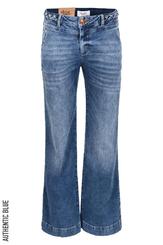 Ontdek het perfecte evenwicht tussen stijl en comfort met deze 4-pocket jeans. De V-naad aan de voorkant voegt een subtiel detail toe aan het ontwerp, terwijl de wijde pijpen zorgen voor een moderne en flatterende pasvorm. Met zijn steekzakken aan de voorkant en een potloodzak aan de achterkant, biedt deze jeans zowel functionaliteit als mode. 