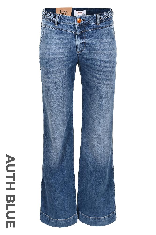 Ontdek het perfecte evenwicht tussen stijl en comfort met deze 4-pocket jeans. De V-naad aan de voorkant voegt een subtiel detail toe aan het ontwerp, terwijl de wijde pijpen zorgen voor een moderne en flatterende pasvorm. Met zijn steekzakken aan de voorkant en een potloodzak aan de achterkant, biedt deze jeans zowel functionaliteit als mode. 